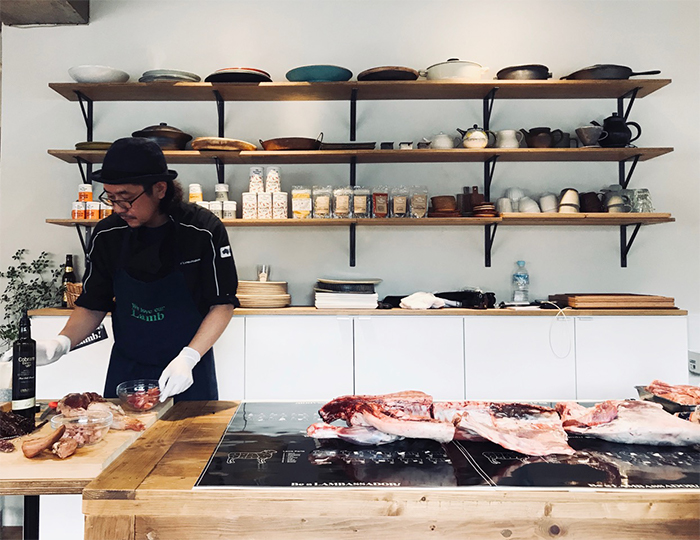 『東洋肉店』店主、東澤壮晃さんによるラム肉のカッティングセミナー