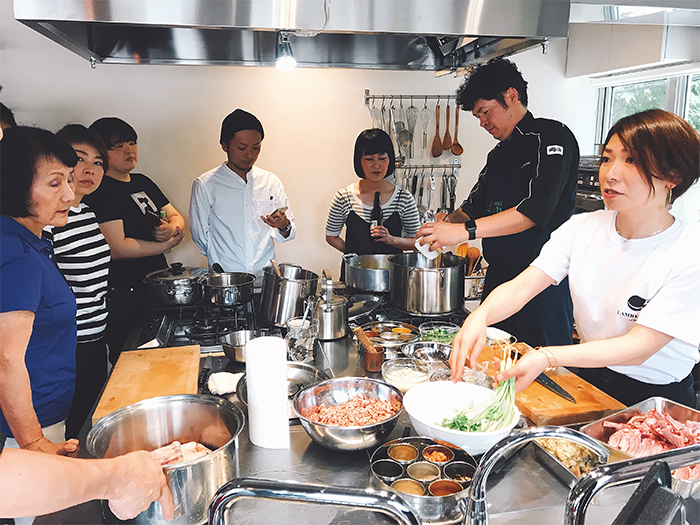 『東京スパイス番長』のシャンカール・野口さん、東京の北参道にある『TERRA AUSTRALIS』ヘッドシェフの福田浩二さんによって華麗に調理されていきます。